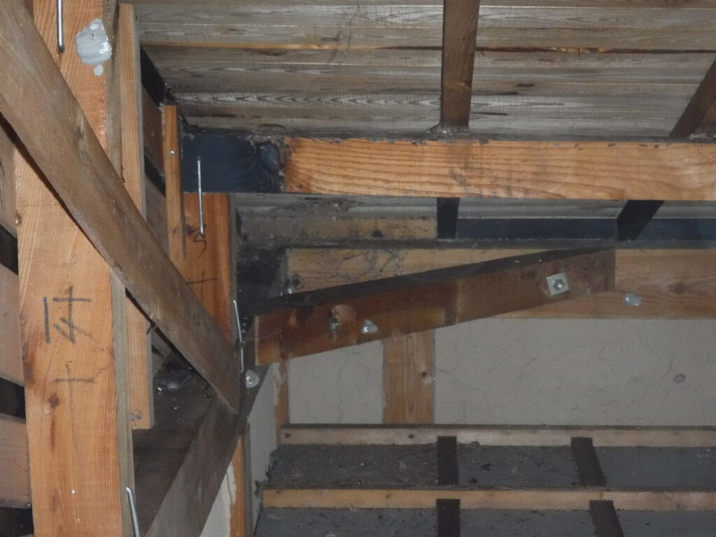 小屋裏にハチの巣があって駆除した後の写真